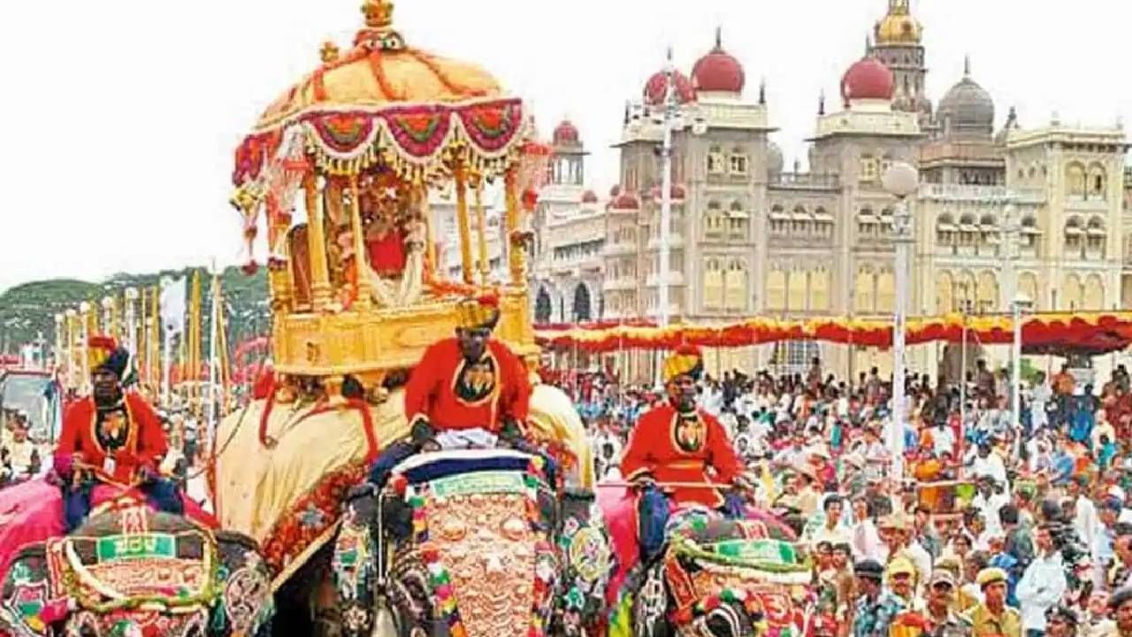 Jamboo Savari 2023: ಮೈಸೂರು ದಸರಾ ಜಂಬೂಸವಾರಿಗೆ ಕ್ಷಣಗಣನೆ, ಸತತ 4ನೇ ಬಾರಿ ಅಂಬಾರಿ ಹೊರಲಿದ್ದಾನೆ ಅಭಿಮನ್ಯು Jamboo Savari 2023: ಮೈಸೂರು ದಸರಾ ಜಂಬೂಸವಾರಿಗೆ ಕ್ಷಣಗಣನೆ, ಸತತ 4ನೇ ಬಾರಿ ಅಂಬಾರಿ ಹೊರಲಿದ್ದಾನೆ ಅಭಿಮನ್ಯು