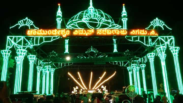 ವಿಶ್ವ ವಿಖ್ಯಾತ ದಸರಾಗೆ ಮೆರುಗು ನೀಡಿದ ವಿದ್ಯುತ್ ದೀಪಾಲಂಕಾರ; ಇಲ್ಲಿದೆ ವಿಡಿಯೋ ವಿಶ್ವ ವಿಖ್ಯಾತ ದಸರಾಗೆ ಮೆರುಗು ನೀಡಿದ ವಿದ್ಯುತ್ ದೀಪಾಲಂಕಾರ; ಇಲ್ಲಿದೆ ವಿಡಿಯೋ