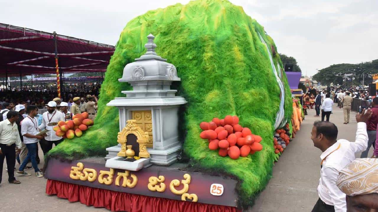 ಮೈಸೂರು ದಸರಾ 2023: ಈ ಬಾರಿ ದಸರಾದಲ್ಲಿ 36 ಸ್ತಬ್ಧಚಿತ್ರಗಳು ಭಾಗಿ; ಯಾವವು? ಇಲ್ಲಿದೆ ಮಾಹಿತಿ ಮೈಸೂರು ದಸರಾ 2023: ಈ ಬಾರಿ ದಸರಾದಲ್ಲಿ 36 ಸ್ತಬ್ಧಚಿತ್ರಗಳು ಭಾಗಿ; ಯಾವವು? ಇಲ್ಲಿದೆ ಮಾಹಿತಿ