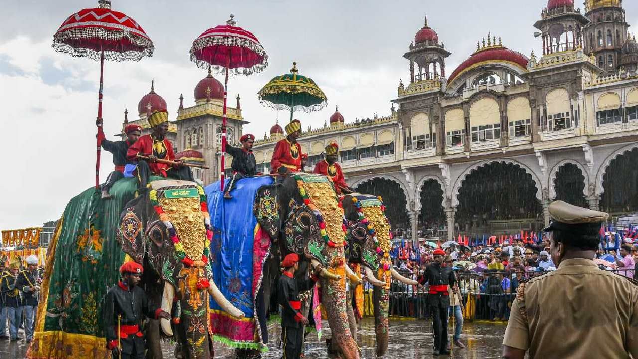 ವಿಶ್ವವಿಖ್ಯಾತ ಮೈಸೂರು ದಸರಾ ಚಾಲನೆಗೆ ಕ್ಷಣಗಣನೆ; ಇಂದು ನಡೆಯುವ ಕಾರ್ಯಕ್ರಮಗಳ ಪಟ್ಟಿ ಇಲ್ಲಿದೆ ವಿಶ್ವವಿಖ್ಯಾತ ಮೈಸೂರು ದಸರಾ ಚಾಲನೆಗೆ ಕ್ಷಣಗಣನೆ; ಇಂದು ನಡೆಯುವ ಕಾರ್ಯಕ್ರಮಗಳ ಪಟ್ಟಿ ಇಲ್ಲಿದೆ