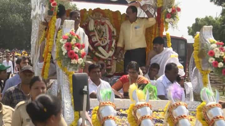 Mysuru Dasara 2023: ಚಾಮುಂಡಿ ಬೆಟ್ಟದಿಂದ ಅರಮನೆಗೆ ಆಗಮಿಸಿದ ಅಮ್ಮನವರ ಉತ್ಸವ ಮೂರ್ತಿ Mysuru Dasara 2023: ಚಾಮುಂಡಿ ಬೆಟ್ಟದಿಂದ ಅರಮನೆಗೆ ಆಗಮಿಸಿದ ಅಮ್ಮನವರ ಉತ್ಸವ ಮೂರ್ತಿ
