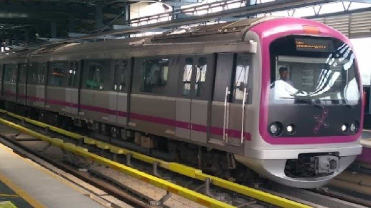 Namma Metro: ನೇರಳೆ ಮಾರ್ಗದಲ್ಲಿ ಒಂದೇ ದಿನ 3.35ಲಕ್ಷ ಜನ ಸಂಚಾರ; ಜನಸಂದಣಿಯಿಂದ ರೋಸಿಹೋದ ಟೆಕ್ಕಿ Namma Metro: ನೇರಳೆ ಮಾರ್ಗದಲ್ಲಿ ಒಂದೇ ದಿನ 3.35ಲಕ್ಷ ಜನ ಸಂಚಾರ; ಜನಸಂದಣಿಯಿಂದ ರೋಸಿಹೋದ ಟೆಕ್ಕಿ