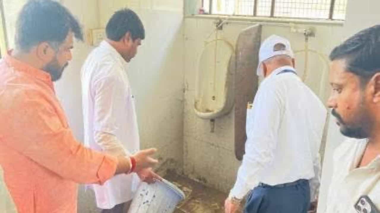 ನಾಂದೇಡ್ ಆಸ್ಪತ್ರೆಯಲ್ಲಿ 48 ಗಂಟೆಗಳಲ್ಲಿ 31 ಸಾವು; ಕೊಳಕಾಗಿದ್ದ ಶೌಚಾಲಯವನ್ನು ಡೀನ್ ಕೈಯಲ್ಲೇ ಸ್ವಚ್ಛ ಮಾಡಿಸಿದ ಸಂಸದ ನಾಂದೇಡ್ ಆಸ್ಪತ್ರೆಯಲ್ಲಿ 48 ಗಂಟೆಗಳಲ್ಲಿ 31 ಸಾವು; ಕೊಳಕಾಗಿದ್ದ ಶೌಚಾಲಯವನ್ನು ಡೀನ್ ಕೈಯಲ್ಲೇ ಸ್ವಚ್ಛ ಮಾಡಿಸಿದ ಸಂಸದ