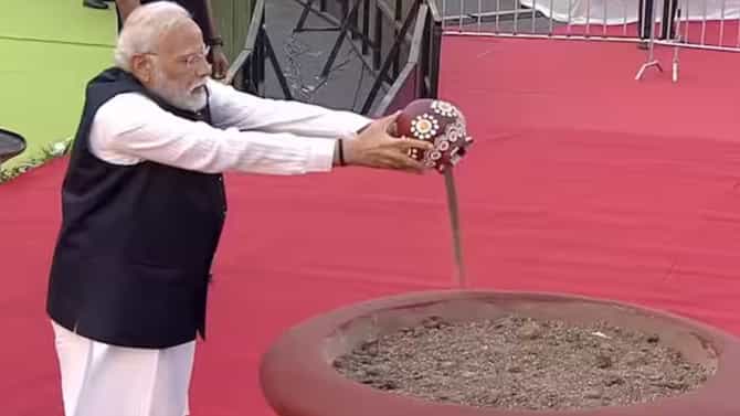 ಮೇರಿ ಮಾಟಿ, ಮೇರಾ ದೇಶ್: ಅಮೃತ ಕಲಶಕ್ಕೆ ಮಣ್ಣು ಅರ್ಪಿಸಿದ ಮೋದಿ