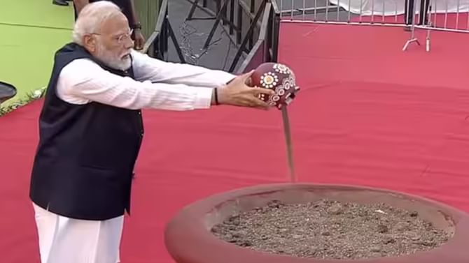 ಮೇರಿ ಮಾಟಿ, ಮೇರಾ ದೇಶ್: ಅಮೃತ ಕಲಶಕ್ಕೆ ಮಣ್ಣು ಅರ್ಪಿಸಿದ ಮೋದಿ