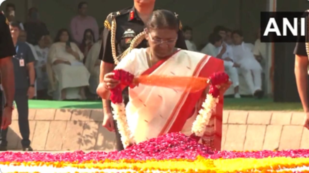 ರಾಷ್ಟ್ರಪತಿ ಅವರು ಕೂಡ ಈ ಕಾರ್ಯಕ್ರಮದಲ್ಲಿ ಭಾಗವಹಿಸಿದರು. ಗಾಂಧೀಜಿಯವರ ಸಮಾಧಿಗೆ ಪುಷ್ಪರ್ಚಣೆಯನ್ನು ಮಾಡಿದರು.