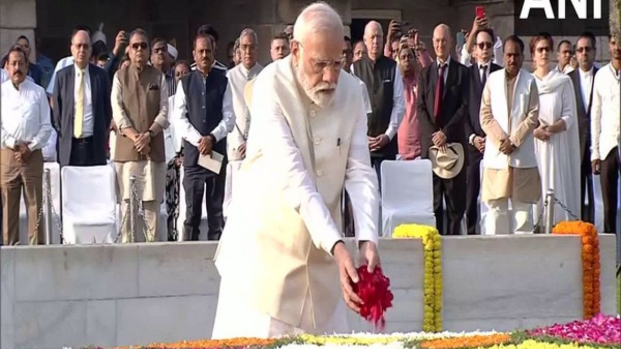 ಇಂದು ರಾಜ್ಘಾಟ್ನಲ್ಲಿ ರಾಷ್ಟ್ರಪಿತ ಮಹಾತ್ಮ ಗಾಂಧೀಜಿಯವರ 154ನೇ ಜನ್ಮದಿನದ ಪ್ರಯುಕ್ತ ಅವರ ಸಮಾಧಿಗೆ ರಾಷ್ಟ್ರಪತಿ, ಪ್ರಧಾನ ಮಂತ್ರಿ ಸೇರಿದಂತೆ ಅನೇಕ ಗಣ್ಯರು ಗೌರವ ಸಲ್ಲಿಸಿದ್ದಾರೆ.