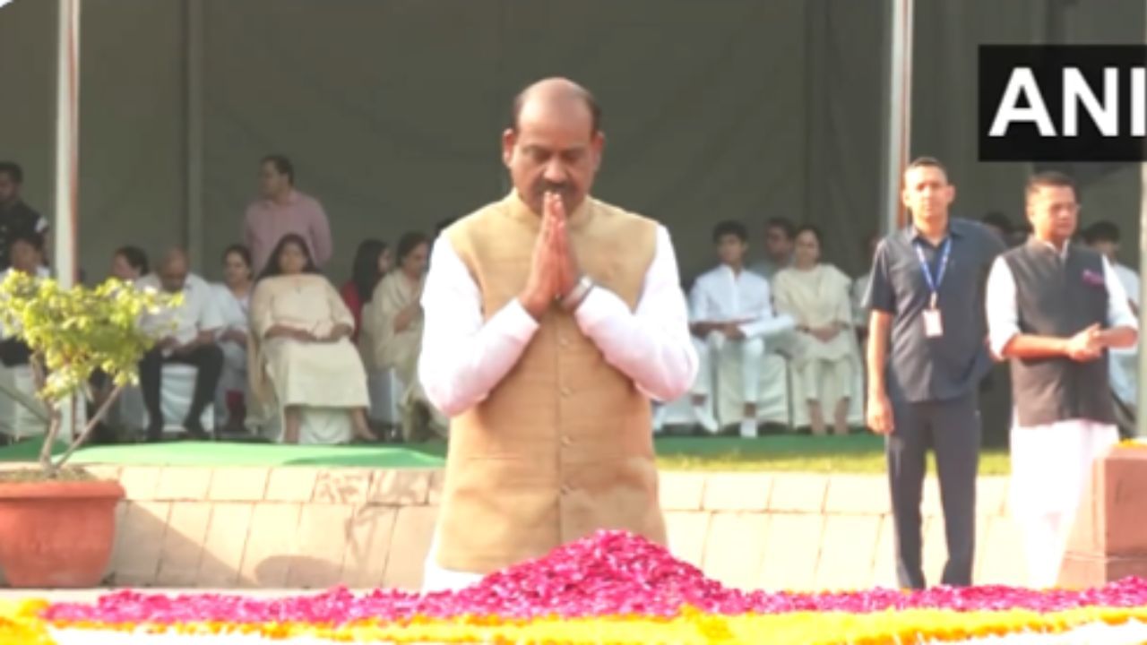 ಲೋಕಸಭೆ ಸ್ವೀಕರ್ ಓಂ ಬಿರ್ಲಾ ಕೂಡ ಈ ಕಾರ್ಯಕ್ರಮದಲ್ಲಿ ಭಾಗವಹಿಸಿ ಗಾಂಧೀಜಿಯವರ ಸಮಾಧಿಗೆ ಪುಷ್ಪರ್ಚಣೆ ಮಾಡಿದರು.