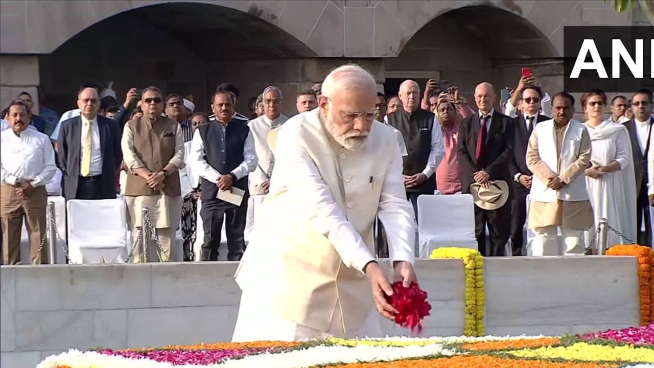 ಪುಷ್ಪನಮನ ಸಲ್ಲಿಸಿದ ನಂತರ ಪ್ರಧಾನಿ ಮೋದಿ ಕಾರ್ಯಕ್ರಮವನ್ನು ಉದ್ದೇಶಿಸಿ ಮಾತನಾಡಿದರು. ಸ್ವಾತಂತ್ರ್ಯ ಹೋರಾಟದಲ್ಲಿ ಗಾಂಧೀಜಿ ಅವರ ಪಾತ್ರ ದೊಡ್ಡದ್ದು ಎಂದು ಬಣ್ಣಿಸಿದರು.