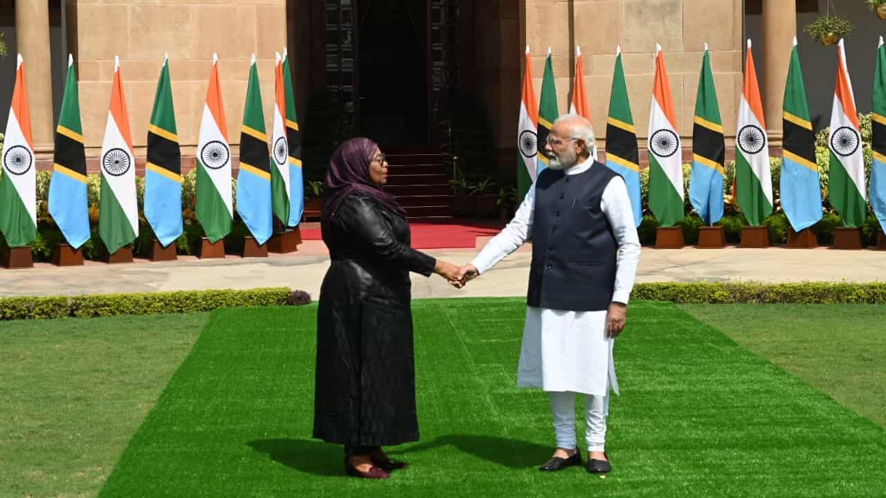 ಭಾರತ ಪ್ರವಾಸದಲ್ಲಿರುವ ತಾಂಜೇನಿಯಾ ಅಧ್ಯಕ್ಷ ಸಾಮಿಯಾ ಸುಲುಹು ಹಸನ್ ಅವರು ಸೋಮವಾರ ಪ್ರಧಾನಿ ನರೇಂದ್ರ ಮೋದಿ ಅವರನ್ನು ಭೇಟಿಯಾದರು.