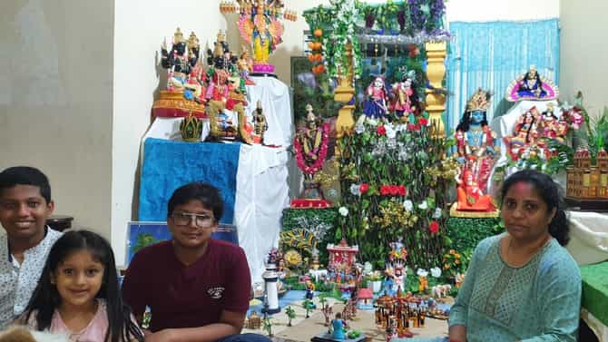 ನಾಗರಬಾವಿ: ಮೈಸೂರು ದಸರಾ ರೀತಿ ತೆರಿಗೆ ಅಧಿಕಾರಿ ಮನೆಯಲ್ಲಿ ಗೊಂಬೆ ಹಬ್ಬ