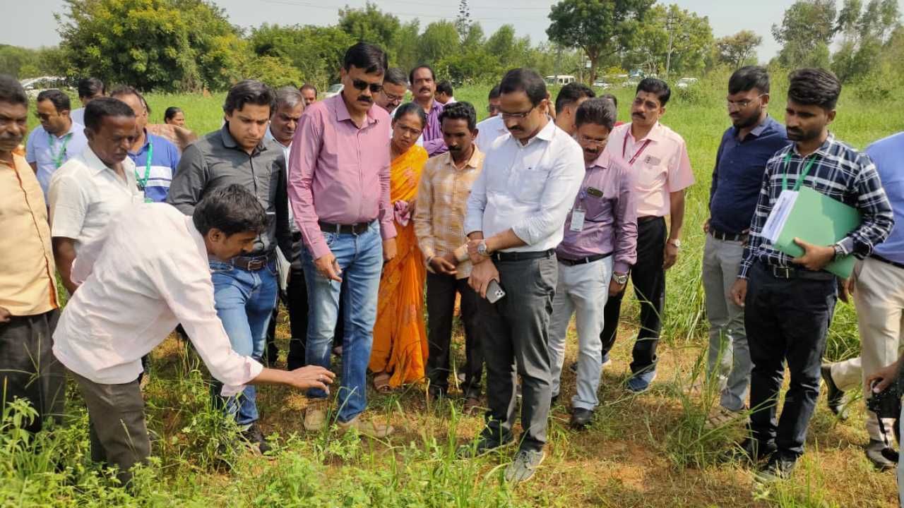 ಕೇಂದ್ರ ಬರ ಅಧ್ಯಯನ ತಂಡದ ಮುಖ್ಯಸ್ಥರು ಹಾಗೂ ಸದಸ್ಯರು ಸ್ವತಃ ರೈತರೊಂದಿಗೆ ಚರ್ಚಿಸಿ, ಬೆಳೆಹಾನಿಯ ಕುರಿತು ಮಾಹಿತಿ ಪಡೆದುಕೊಂಡಿದ್ದಾರೆ.
