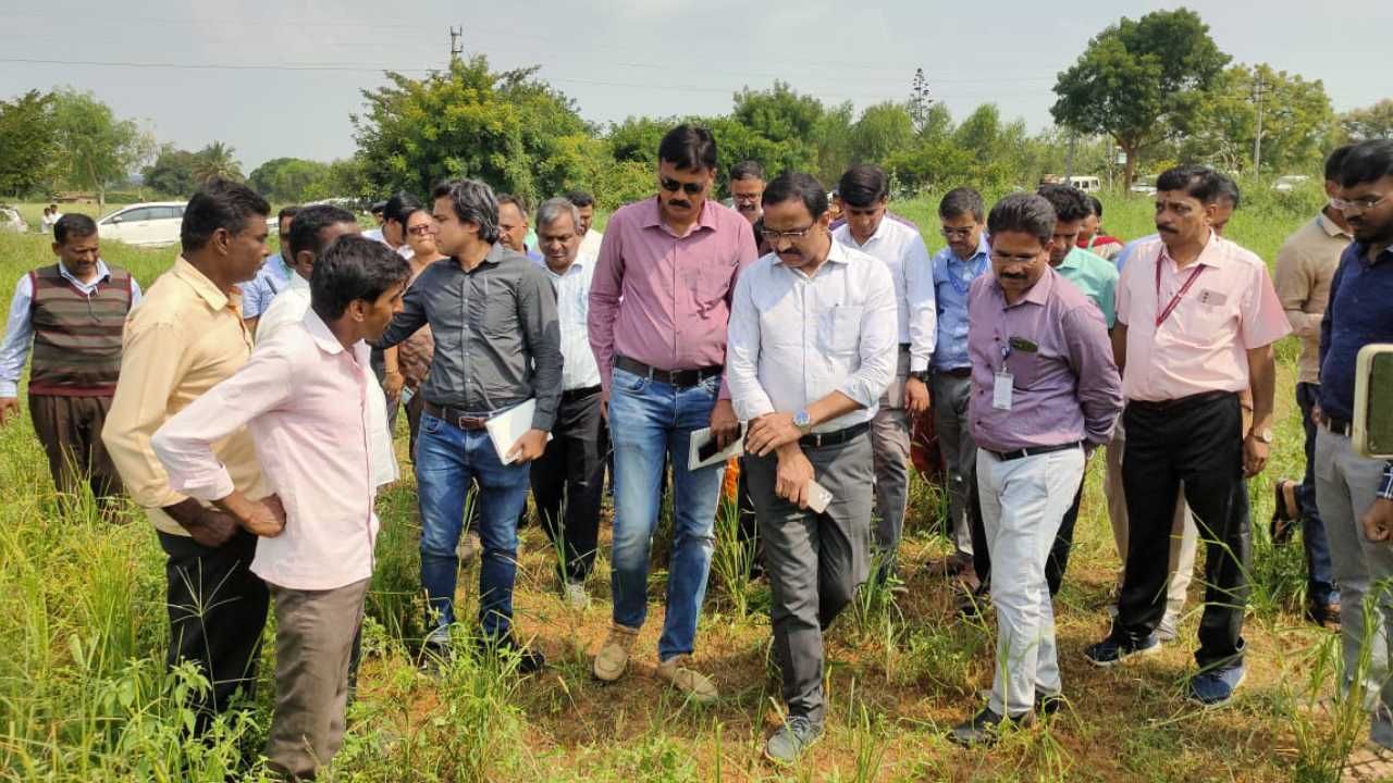 ಬೆಂಗಳೂರು ಗ್ರಾಮಾಂತರ ಜಿಲ್ಲೆಯಲ್ಲಿ ಮಳೆಯ ಕೊರತೆಯಿಂದ ಎದುರಾಗಿರುವ ತೀವ್ರ ಬರ ಪರಿಸ್ಥಿತಿಯನ್ನು ಕೇಂದ್ರ ಜಲ ಆಯೋಗದ ನಿರ್ದೇಶಕರ ನೇತೃತ್ವದ
ಅಧಿಕಾರಿಗಳ ತಂಡವು ಇಂದು ನೆಲಮಂಗಲ ತಾಲೂಕಿನಲ್ಲಿ ಪರಿಶೀಲನೆ ಮಾಡಿದ್ದಾರೆ. 
