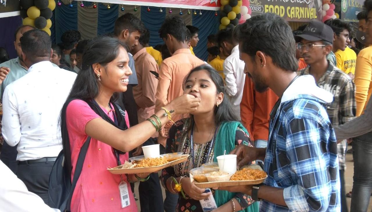 ಶುರುವಲ್ಲಿಯೇ ನಿಮಗೆ ಸಿಗುವುದು ಬಾಯಲ್ಲಿಟ್ಟಿರೇ ಕರಗುವ ಪಾನ್, ಸ್ವಲ್ಪ ಮುಂದೆ ಹೋದರೆ ಹಲ್ವಾ, ದೇಶಿಯ ಜ್ಯೂಸ್, ಹೊಟ್ಟೆ ತುಂಬಲಿ ಎಂದು ಮಸಾಲಾ ರೈಸ್, ಇನ್ನೊಂದು ಕಡೆ ಸ್ಥಳದಲ್ಲಿಯೇ ಬಿಸಿ ಬಿಸಿಯಾಗಿ ರೆಡಿ ಆಗುತ್ತಿರುವ ಆಂಧ್ರಪ್ರದೇಶ ಕಚ್ಚಾ ಕಲ್ವಾ. ಇದರ ನಡುವೆ ನಾನು ಸ್ಥಳೀಯ ನನ್ನ ಮರೆಯಬೇಡಿ ಎಂದು ಹಾಜರಿ ಹಾಕಿದ ಮೆಣಸಿನಕಾಯಿ ಬಜ್ಜಿ. ಹೀಗೆ ಹತ್ತು ಹಲವಾರು ದೇಶ-ವಿದೇಶದ ವಿಭಿನ್ನ ರೀತಿಯ ತಿಂಡಿ ತಿನಿಸುಗಳು ಇಲ್ಲಿದ್ದವು. 