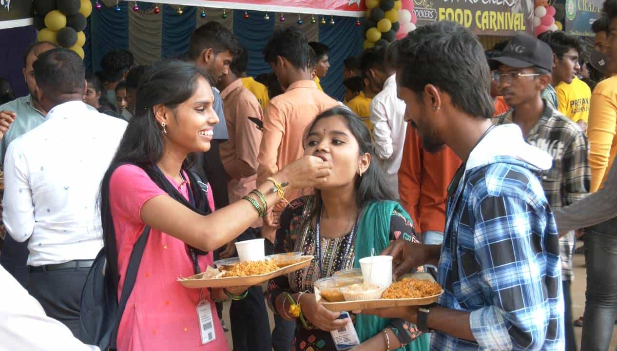 ಶುರುವಲ್ಲಿಯೇ ನಿಮಗೆ ಸಿಗುವುದು ಬಾಯಲ್ಲಿಟ್ಟಿರೇ ಕರಗುವ ಪಾನ್, ಸ್ವಲ್ಪ ಮುಂದೆ ಹೋದರೆ ಹಲ್ವಾ, ದೇಶಿಯ ಜ್ಯೂಸ್, ಹೊಟ್ಟೆ ತುಂಬಲಿ ಎಂದು ಮಸಾಲಾ ರೈಸ್, ಇನ್ನೊಂದು ಕಡೆ ಸ್ಥಳದಲ್ಲಿಯೇ ಬಿಸಿ ಬಿಸಿಯಾಗಿ ರೆಡಿ ಆಗುತ್ತಿರುವ ಆಂಧ್ರಪ್ರದೇಶ ಕಚ್ಚಾ ಕಲ್ವಾ. ಇದರ ನಡುವೆ ನಾನು ಸ್ಥಳೀಯ ನನ್ನ ಮರೆಯಬೇಡಿ ಎಂದು ಹಾಜರಿ ಹಾಕಿದ ಮೆಣಸಿನಕಾಯಿ ಬಜ್ಜಿ. ಹೀಗೆ ಹತ್ತು ಹಲವಾರು ದೇಶ-ವಿದೇಶದ ವಿಭಿನ್ನ ರೀತಿಯ ತಿಂಡಿ ತಿನಿಸುಗಳು ಇಲ್ಲಿದ್ದವು.