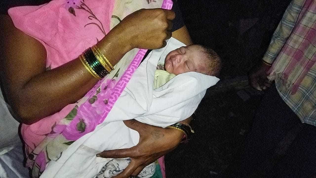 ಹುಬ್ಬಳ್ಳಿ: ಇರುವೆಗಳ ಕಾಟಕ್ಕೆ ಮಗು ಆಕ್ರಂದನ, ಆಚೆ ಬಂದು ನೋಡಿದರೆ ಕಬ್ಬಿನ ಗದ್ದೆಯಲ್ಲಿ ಗಂಡು ಶಿಶು ಪತ್ತೆ ಹುಬ್ಬಳ್ಳಿ: ಇರುವೆಗಳ ಕಾಟಕ್ಕೆ ಮಗು ಆಕ್ರಂದನ, ಆಚೆ ಬಂದು ನೋಡಿದರೆ ಕಬ್ಬಿನ ಗದ್ದೆಯಲ್ಲಿ ಗಂಡು ಶಿಶು ಪತ್ತೆ