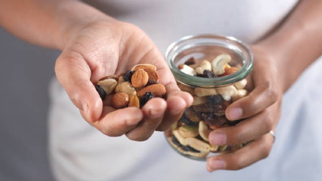 Winter Health: ಚಳಿಗಾಲದಲ್ಲಿ ನಿಮ್ಮ ದೇಹವನ್ನು ಬೆಚ್ಚಗಿಡಲು ಈ 6 ನಟ್ಸ್ ಸೇವಿಸಿ