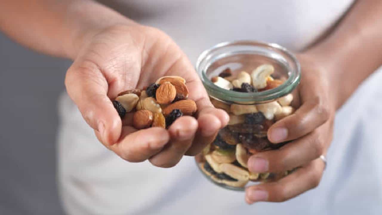 Winter Health: ಚಳಿಗಾಲದಲ್ಲಿ ನಿಮ್ಮ ದೇಹವನ್ನು ಬೆಚ್ಚಗಿಡಲು ಈ 6 ನಟ್ಸ್ ಸೇವಿಸಿ Winter Health: ಚಳಿಗಾಲದಲ್ಲಿ ನಿಮ್ಮ ದೇಹವನ್ನು ಬೆಚ್ಚಗಿಡಲು ಈ 6 ನಟ್ಸ್ ಸೇವಿಸಿ