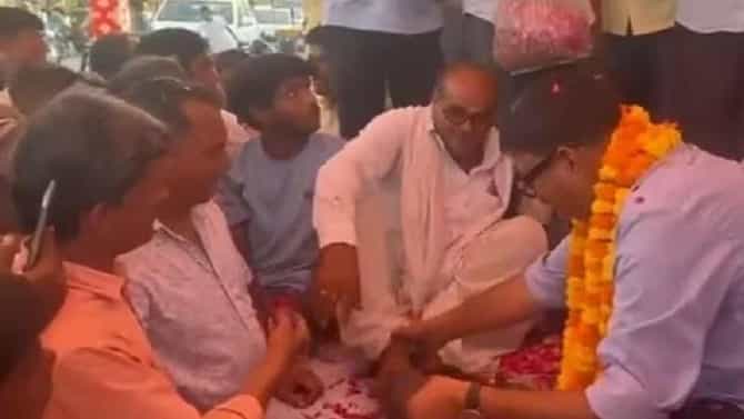 ಜನರ ಶೂಗಳನ್ನು ಪಾಲಿಶ್ ಮಾಡಿದ ಪಕ್ಷೇತರ ಶಾಸಕ ಓಂ ಪ್ರಕಾಶ್ ಹುಡ್ಲಾ