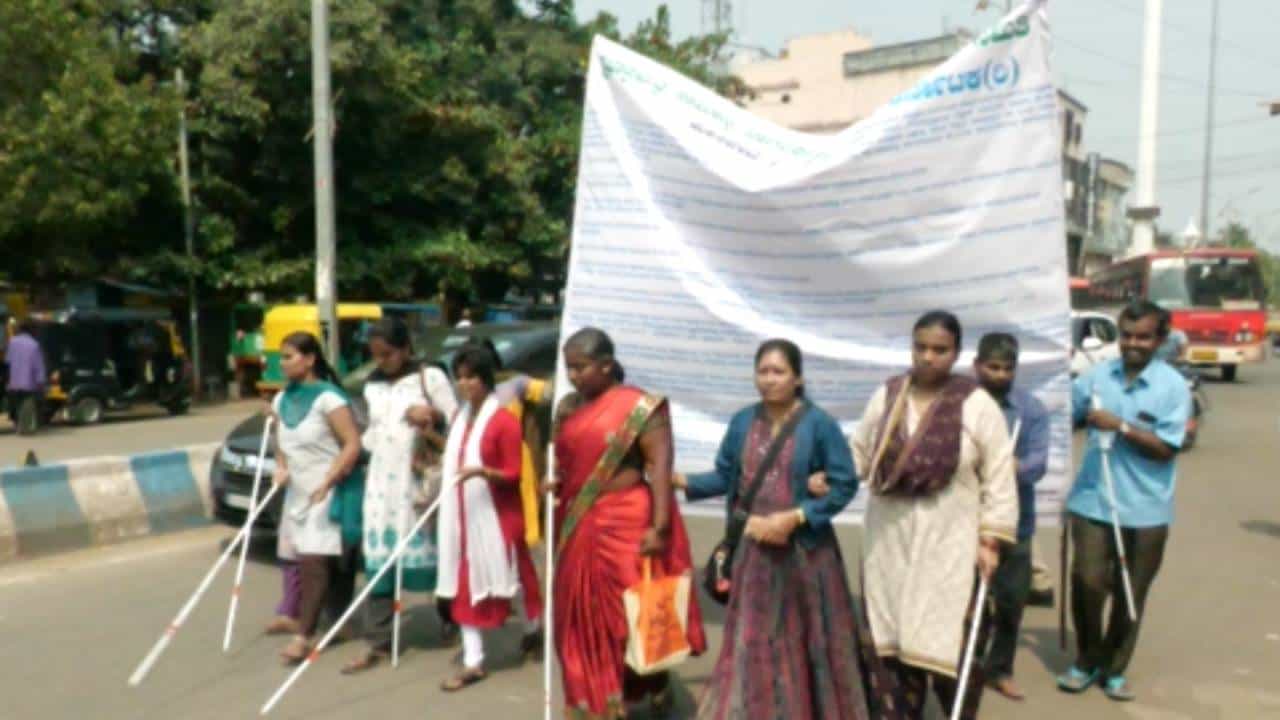 ಪಾದಯಾತ್ರೆ ಮಾಡಲು ಕಣ್ಣಿಲ್ಲದಿದ್ದರೇನು ಕಾಲಿದೆಯಲ್ಲ: ಕಾಲ್ನಡಿಗೆಯಲ್ಲಿ ಬೆಂಗಳೂರಿಗೆ ಹೊರಟ ವಿಶೇಷಚೇತನರು ಪಾದಯಾತ್ರೆ ಮಾಡಲು ಕಣ್ಣಿಲ್ಲದಿದ್ದರೇನು ಕಾಲಿದೆಯಲ್ಲ: ಕಾಲ್ನಡಿಗೆಯಲ್ಲಿ ಬೆಂಗಳೂರಿಗೆ ಹೊರಟ ವಿಶೇಷಚೇತನರು