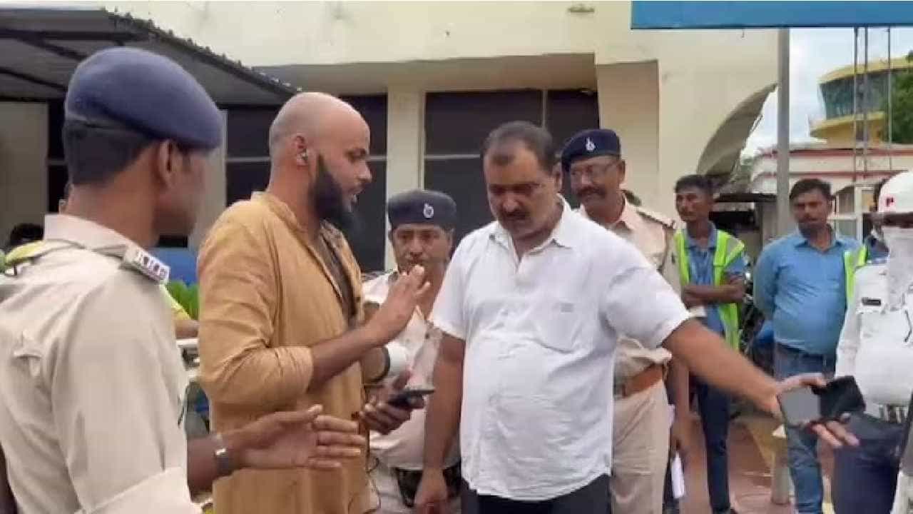 ಇಂಡಿಗೋ ವಿಮಾನದಲ್ಲಿ ಪ್ರಯಾಣಿಕನಿಂದ ಅಸಭ್ಯ ವರ್ತನೆ, ಶೌಚಾಲಯದೊಳಗೆ ಹೋಗಿ ಲಾಕ್ ಮಾಡಿಕೊಂಡ ವ್ಯಕ್ತಿ ಇಂಡಿಗೋ ವಿಮಾನದಲ್ಲಿ ಪ್ರಯಾಣಿಕನಿಂದ ಅಸಭ್ಯ ವರ್ತನೆ, ಶೌಚಾಲಯದೊಳಗೆ ಹೋಗಿ ಲಾಕ್ ಮಾಡಿಕೊಂಡ ವ್ಯಕ್ತಿ