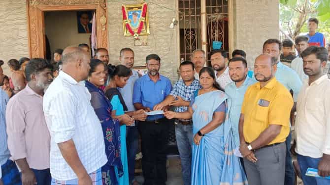 ಅತ್ತಿಬೆಲೆ ಪಟಾಕಿ ದುರಂತ: ಮೃತರ ಕುಟುಂಬಗಳಿಗೆ 5 ಲಕ್ಷ ರೂ. ಚೆಕ್ ವಿತರಣೆ