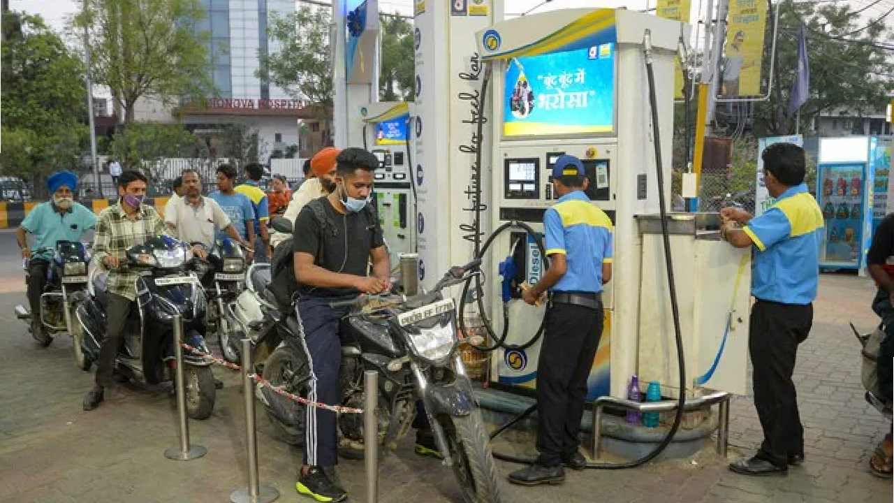 Petrol Price on October 01: ಬೆಂಗಳೂರು ಸೇರಿ ದೇಶದ ಪ್ರಮುಖ ನಗರಗಳಲ್ಲಿ ಅಕ್ಟೋಬರ್ 1ರಂದು ಪೆಟ್ರೋಲ್, ಡೀಸೆಲ್ ದರ ಎಷ್ಟಿದೆ, ವಿವರ ಇಲ್ಲಿದೆ