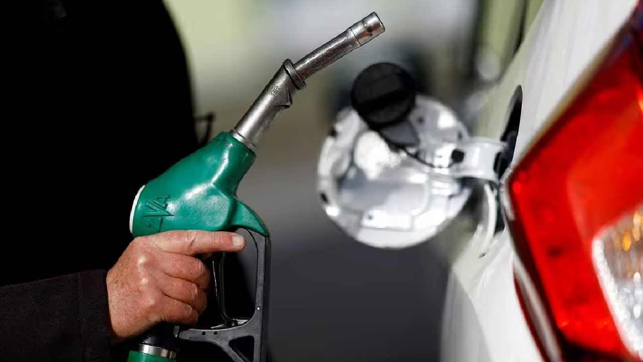 Petrol Price on October 15: ಬೆಂಗಳೂರು ಸೇರಿ ದೇಶದ ಪ್ರಮುಖ ನಗರಗಳಲ್ಲಿ ಅಕ್ಟೋಬರ್ 15ರಂದು ಪೆಟ್ರೋಲ್, ಡೀಸೆಲ್ ದರ ಎಷ್ಟಿದೆ, ವಿವರ ಇಲ್ಲಿದೆ