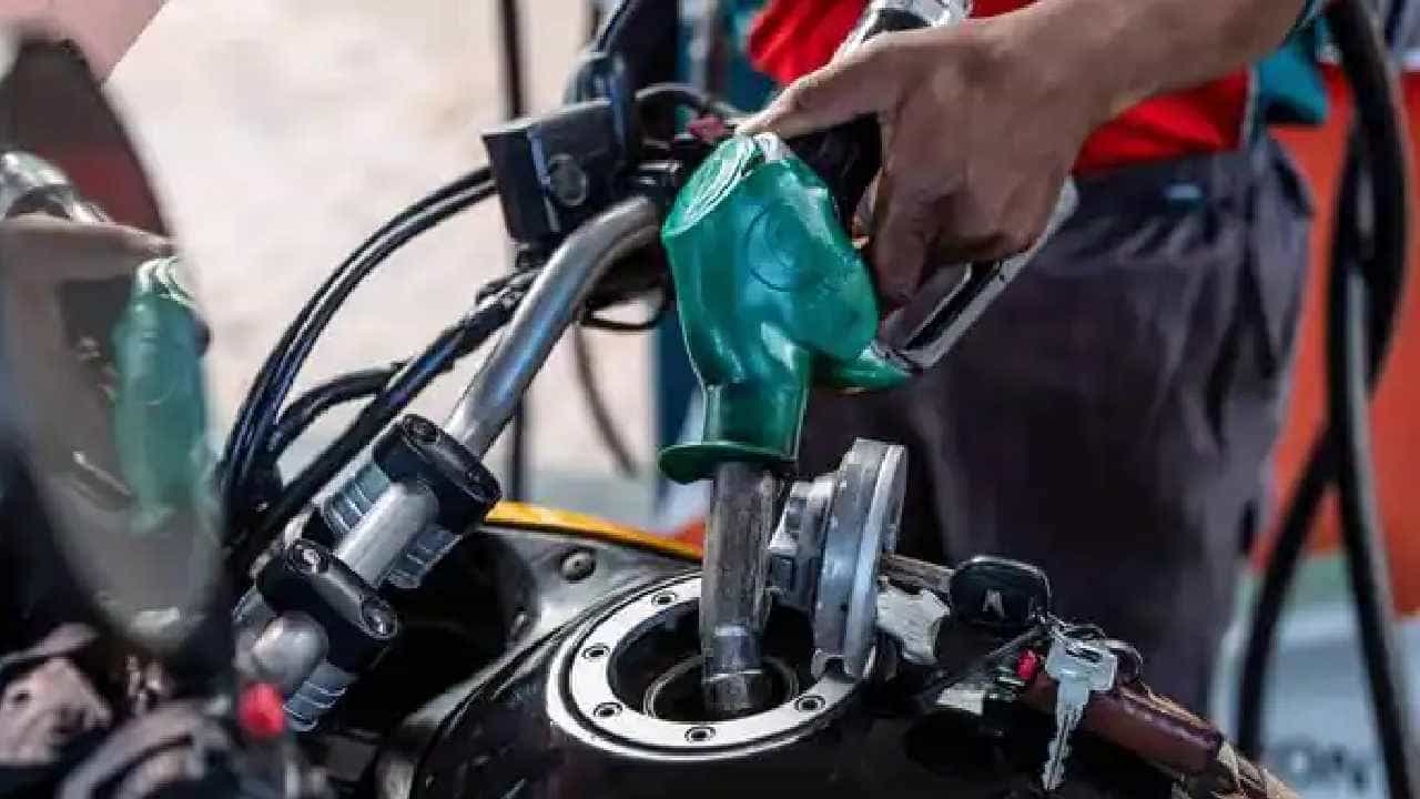 Petrol Price on October 17: ಬೆಂಗಳೂರು ಸೇರಿ ದೇಶದ ಪ್ರಮುಖ ನಗರಗಳಲ್ಲಿ ಅಕ್ಟೋಬರ್ 17ರಂದು ಪೆಟ್ರೋಲ್, ಡೀಸೆಲ್ ದರ ಎಷ್ಟಿದೆ, ವಿವರ ಇಲ್ಲಿದೆ Petrol Price on October 17: ಬೆಂಗಳೂರು ಸೇರಿ ದೇಶದ ಪ್ರಮುಖ ನಗರಗಳಲ್ಲಿ ಅಕ್ಟೋಬರ್ 17ರಂದು ಪೆಟ್ರೋಲ್, ಡೀಸೆಲ್ ದರ ಎಷ್ಟಿದೆ, ವಿವರ ಇಲ್ಲಿದೆ