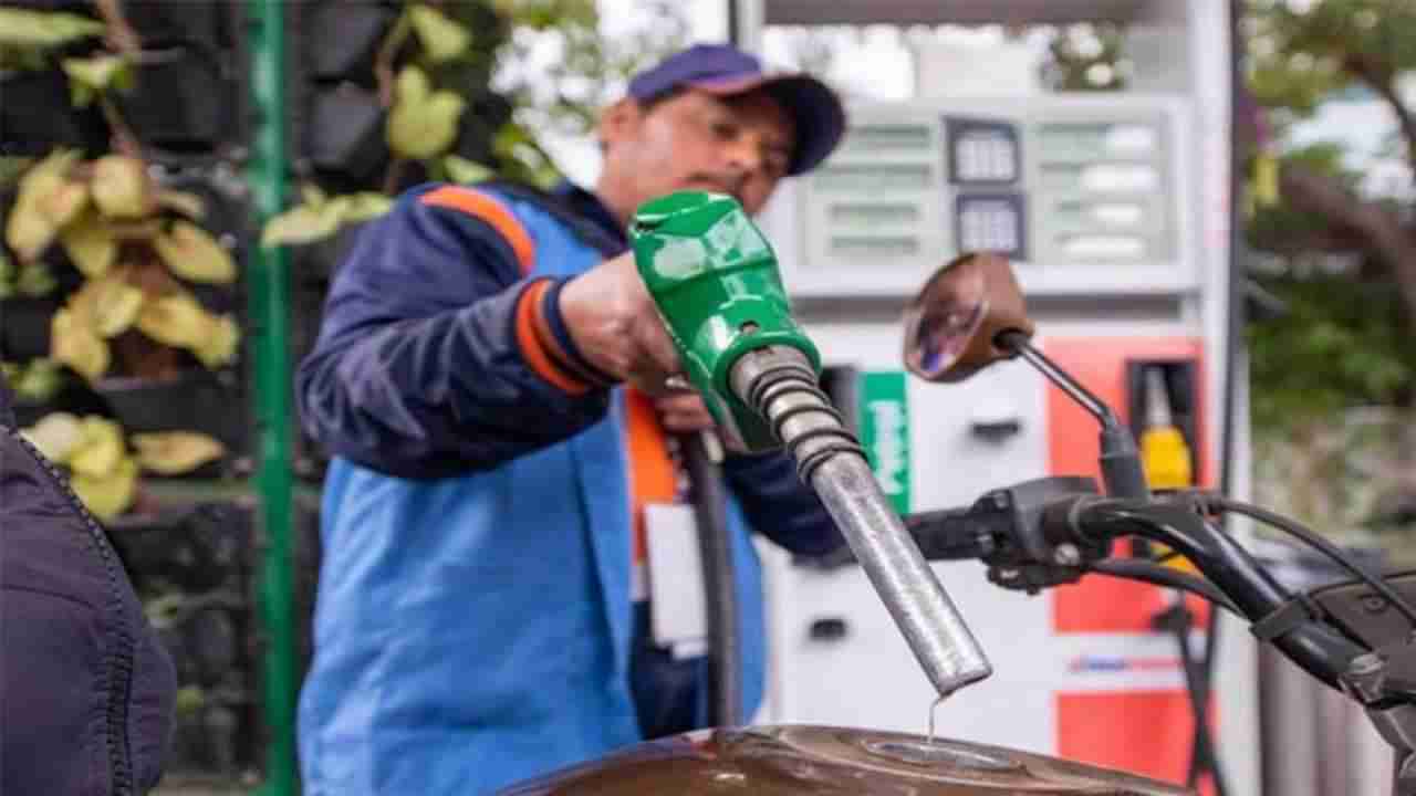 Petrol Price on October 18: ಬೆಂಗಳೂರು ಸೇರಿ ದೇಶದ ಪ್ರಮುಖ ನಗರಗಳಲ್ಲಿ ಅಕ್ಟೋಬರ್ 18ರಂದು ಪೆಟ್ರೋಲ್, ಡೀಸೆಲ್ ದರ ಎಷ್ಟಿದೆ, ವಿವರ ಇಲ್ಲಿದೆ