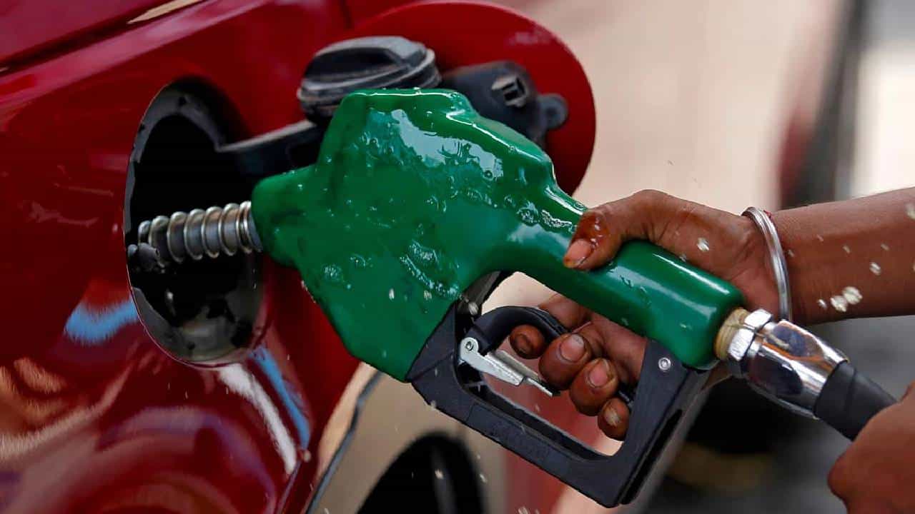 Petrol Price on October 29: ಬೆಂಗಳೂರು ಸೇರಿ ದೇಶದ ಪ್ರಮುಖ ನಗರಗಳಲ್ಲಿ ಅ.29ರಂದು ಪೆಟ್ರೋಲ್, ಡೀಸೆಲ್ ದರ ಎಷ್ಟಿದೆ, ವಿವರ ಇಲ್ಲಿದೆ Petrol Price on October 29: ಬೆಂಗಳೂರು ಸೇರಿ ದೇಶದ ಪ್ರಮುಖ ನಗರಗಳಲ್ಲಿ ಅ.29ರಂದು ಪೆಟ್ರೋಲ್, ಡೀಸೆಲ್ ದರ ಎಷ್ಟಿದೆ, ವಿವರ ಇಲ್ಲಿದೆ