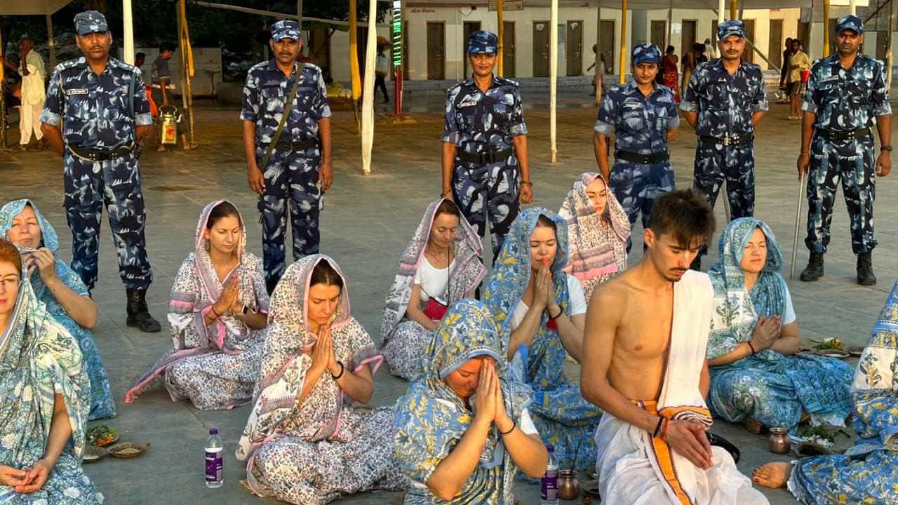 Pitru Paksha 2023: ಸನಾತನ ಧರ್ಮದಲ್ಲಿ ನಂಬಿಕೆ, ಗಯಾದಲ್ಲಿ ಪಿಂಡದಾನ ಮಾಡಿದ ಜರ್ಮನ್ ಮಹಿಳೆಯರು