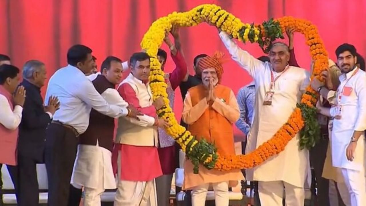ದೆಹಲಿ: ರಾಮಲೀಲಾ ಮೈದಾನದ ದಸರಾ, ರಾವಣ ದಹನ ಕಾರ್ಯಕ್ರಮದಲ್ಲಿ ಭಾಗಿಯಾದ ಪ್ರಧಾನಿ ಮೋದಿ ದೆಹಲಿ: ರಾಮಲೀಲಾ ಮೈದಾನದ ದಸರಾ, ರಾವಣ ದಹನ ಕಾರ್ಯಕ್ರಮದಲ್ಲಿ ಭಾಗಿಯಾದ ಪ್ರಧಾನಿ ಮೋದಿ