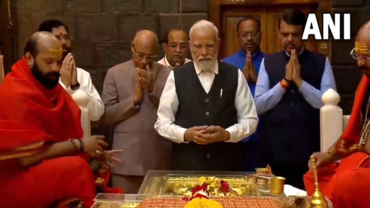 ಮಹಾರಾಷ್ಟ್ರದ ಶಿರಡಿ ಸಾಯಿಬಾಬಾ ಮಂದಿರಕ್ಕೆ ಭೇಟಿ ನೀಡಿ ಪ್ರಾರ್ಥನೆ ಸಲ್ಲಿಸಿದ ಮೋದಿ ಮಹಾರಾಷ್ಟ್ರದ ಶಿರಡಿ ಸಾಯಿಬಾಬಾ ಮಂದಿರಕ್ಕೆ ಭೇಟಿ ನೀಡಿ ಪ್ರಾರ್ಥನೆ ಸಲ್ಲಿಸಿದ ಮೋದಿ