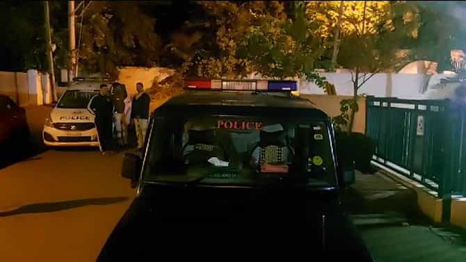 ಬೆಂಗಳೂರಿನ ಹಲವೆಡೆ ಚಿರತೆ ಭಯ, ದೊಣ್ಣೆ ಹಿಡಿದು ಓಡಾಡ್ತಿರುವ ಜನ