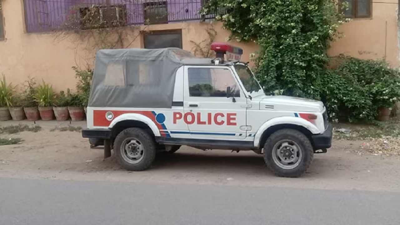 ದೆಹಲಿ: ಪ್ರೀತಿ ಮುಂದುವರೆಸಲು ನಿರಾಕರಿಸಿದ್ದಕ್ಕೆ ಕ್ಯಾಬ್ನಲ್ಲಿ ಗೆಳತಿಗೆ 13 ಬಾರಿ ಚಾಕುವಿನಿಂದ ಇರಿದ ಯುವಕ
