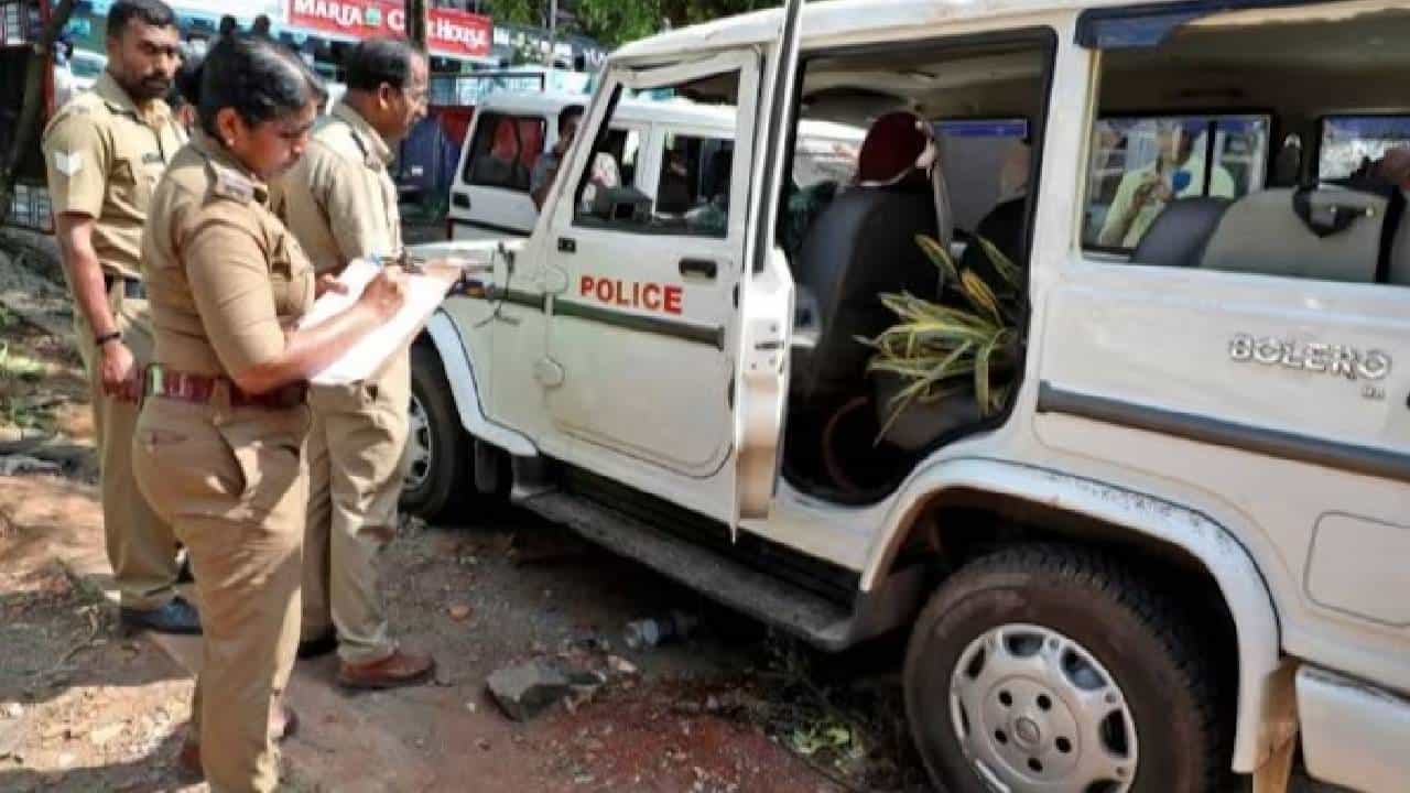 ಕೇರಳದಲ್ಲಿ ಮತ್ತೆ ಬಾಂಬ್ ಸದ್ದು, ಮನೆಯ ಮೇಲೆ ದುಷ್ಕರ್ಮಿಗಳಿಂದ ನಾಡ ಬಾಂಬ್ ದಾಳಿ, ಇಬ್ಬರಿಗೆ ಗಂಭೀರ ಗಾಯ ಕೇರಳದಲ್ಲಿ ಮತ್ತೆ ಬಾಂಬ್ ಸದ್ದು, ಮನೆಯ ಮೇಲೆ ದುಷ್ಕರ್ಮಿಗಳಿಂದ ನಾಡ ಬಾಂಬ್ ದಾಳಿ, ಇಬ್ಬರಿಗೆ ಗಂಭೀರ ಗಾಯ