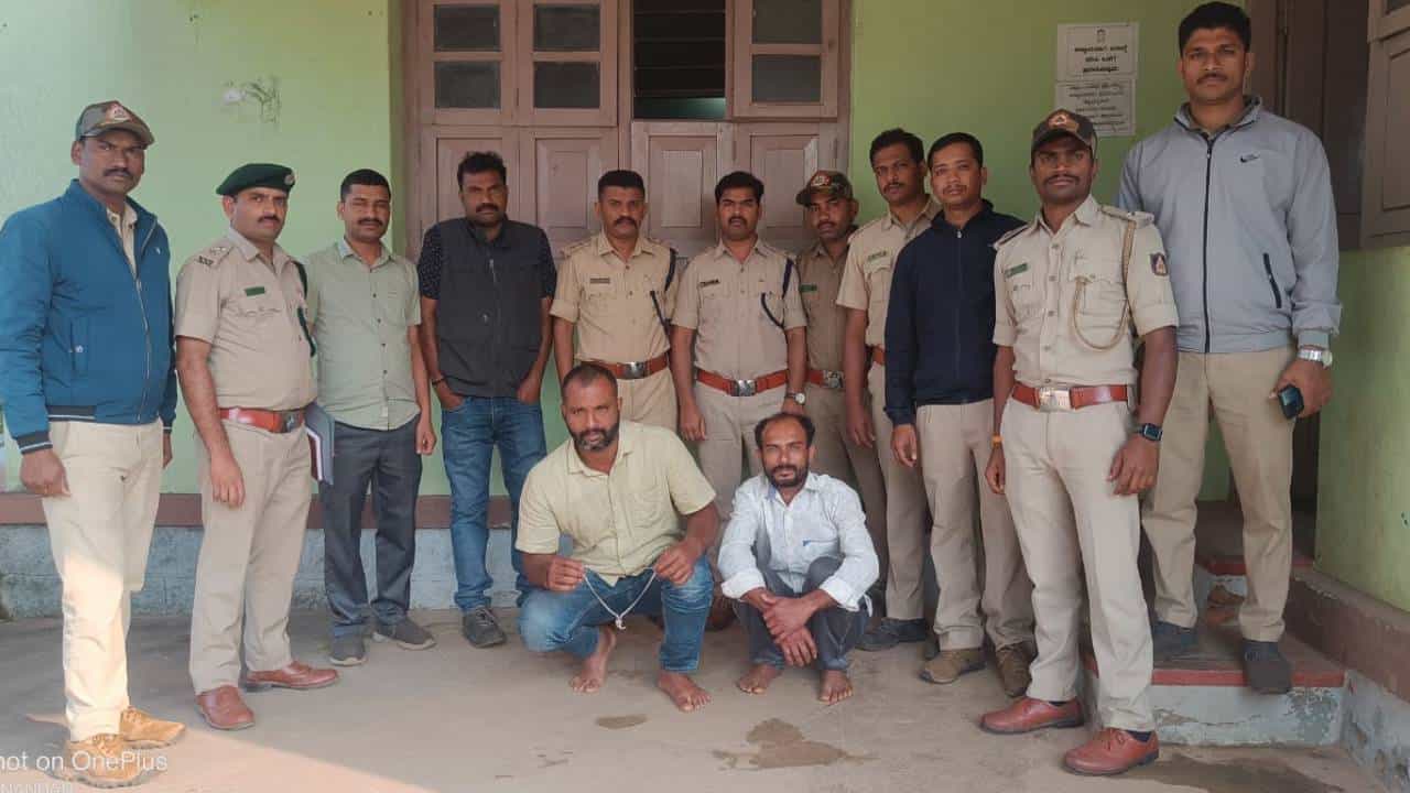ಚಿಕ್ಕಮಗಳೂರು: ಹುಲಿ ಉಗುರಿನ ಡಾಲರ್ ಧರಿಸಿದ್ದ ಇಬ್ಬರ ಬಂಧನ: ಮತ್ತಿಬ್ಬರು ಎಸ್ಕೇಪ್ ಚಿಕ್ಕಮಗಳೂರು: ಹುಲಿ ಉಗುರಿನ ಡಾಲರ್ ಧರಿಸಿದ್ದ ಇಬ್ಬರ ಬಂಧನ: ಮತ್ತಿಬ್ಬರು ಎಸ್ಕೇಪ್