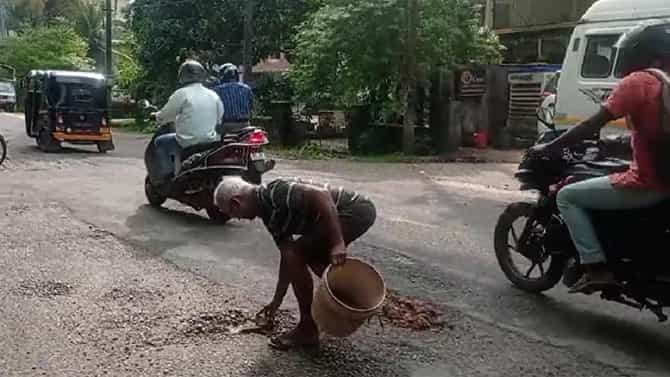 ಕಾರವಾರ: ರಸ್ತೆ ಗುಂಡಿಗಳನ್ನು ಮುಚ್ಚಿ ನಿಸ್ವಾರ್ಥ ಸೇವೆ ಮಾಡುತ್ತಿರುವ ವೃದ್ಧ
