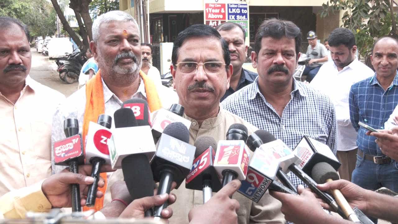 ಸತೀಶ್ ಜಾರಕಿಹೊಳಿ ಭಿನ್ನಮತ ಚಟುವಟಿಕೆಗೆ ಸಿದ್ದರಾಮಯ್ಯ ಕುಮ್ಮಕ್ಕು: ಪ್ರಹ್ಲಾದ್ ಜೋಶಿ ಸತೀಶ್ ಜಾರಕಿಹೊಳಿ ಭಿನ್ನಮತ ಚಟುವಟಿಕೆಗೆ ಸಿದ್ದರಾಮಯ್ಯ ಕುಮ್ಮಕ್ಕು: ಪ್ರಹ್ಲಾದ್ ಜೋಶಿ