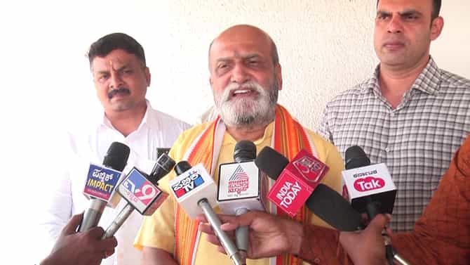 1 ತಿಂಗಳು ಕಾಲ ಶಿವಮೊಗ್ಗ ಜಿಲ್ಲೆಗೆ ಬಾರದಂತೆ ಪ್ರಮೋದ ಮುತಾಲಿಕ್​ಗೆ ನಿರ್ಬಂಧ