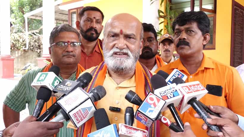 ಗೋಪೂಜೆ ನಡೆಯುವ ದೇವಸ್ಥಾನದಲ್ಲಿ ಗೋಹತ್ಯೆ ಮಾಡುವವರಿಗೆ ಯಾಕೆ ಅವಕಾಶ: ಪ್ರಮೋದ್ ಮುತಾಲಿಕ್