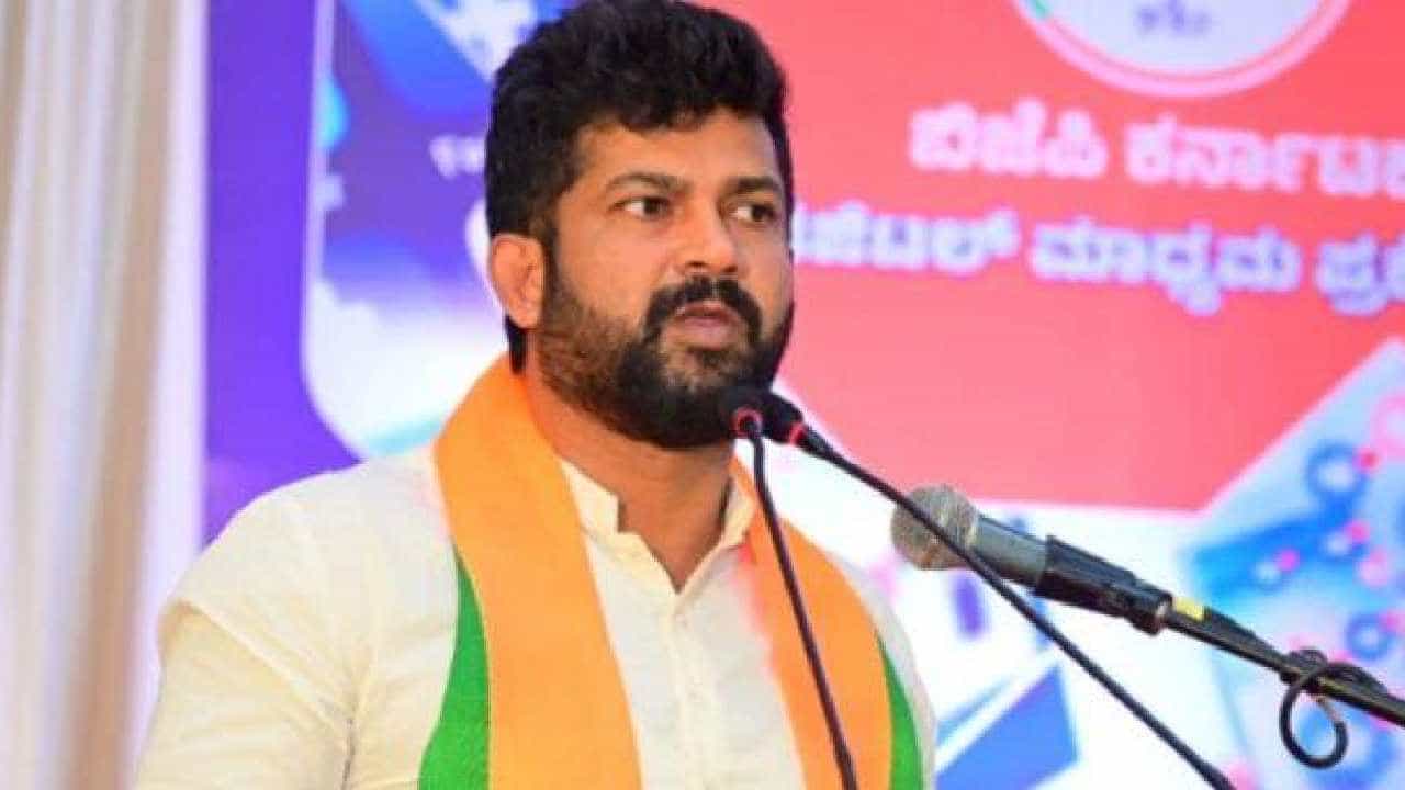 ಮತ್ತೆ ಮುನ್ನೆಲೆಗೆ ಬಂದ ಮಹಿಷ ದಸರಾ ವಿವಾದ: ಅ. 13ರಂದು ಚಾಮುಂಡಿ ಬೆಟ್ಟ ಚಲೋಗೆ ಪ್ರತಾಪ್ ಸಿಂಹ ಕರೆ ಮತ್ತೆ ಮುನ್ನೆಲೆಗೆ ಬಂದ ಮಹಿಷ ದಸರಾ ವಿವಾದ: ಅ. 13ರಂದು ಚಾಮುಂಡಿ ಬೆಟ್ಟ ಚಲೋಗೆ ಪ್ರತಾಪ್ ಸಿಂಹ ಕರೆ