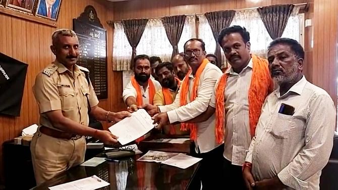 ಒಕ್ಕಲಿಗರ ಬಗ್ಗೆ ಪ್ರೊ.ಭಗವಾನ್ ಅವಹೇಳನಕಾರಿ ಹೇಳಿಕೆ; ಮಂಡ್ಯ ಎಸ್ಪಿಗೆ ದೂರು ಒಕ್ಕಲಿಗರ ಬಗ್ಗೆ ಪ್ರೊ.ಭಗವಾನ್ ಅವಹೇಳನಕಾರಿ ಹೇಳಿಕೆ; ಮಂಡ್ಯ ಎಸ್ಪಿಗೆ ದೂರು