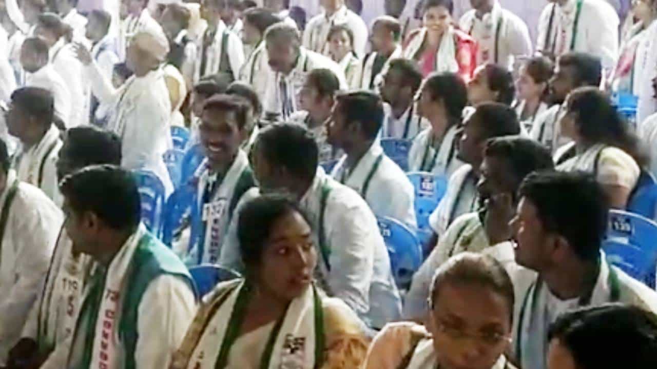 ಪಿಎಚ್ಡಿ ಪದವಿ ಪ್ರದಾನ ಮಾಡದೇ ಘಟಿಕೋತ್ಸವ ಮುಗಿಸಿದ ಕರ್ನಾಟಕ ವಿವಿ: ಭುಗಿಲೆದ್ದ ಆಕ್ರೋಶ ಪಿಎಚ್ಡಿ ಪದವಿ ಪ್ರದಾನ ಮಾಡದೇ ಘಟಿಕೋತ್ಸವ ಮುಗಿಸಿದ ಕರ್ನಾಟಕ ವಿವಿ: ಭುಗಿಲೆದ್ದ ಆಕ್ರೋಶ