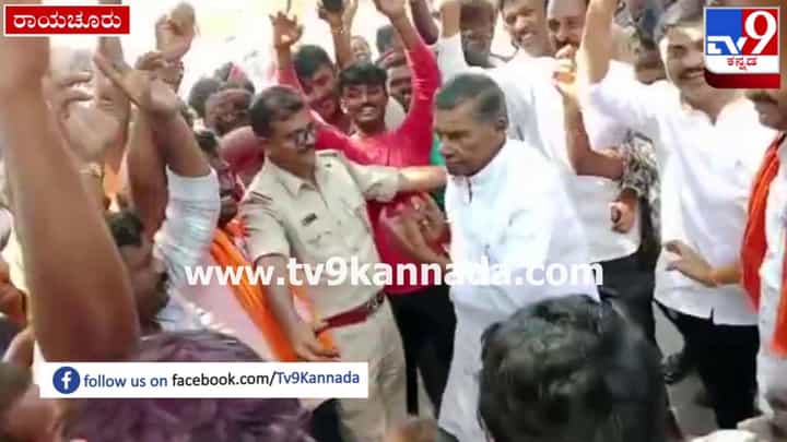 78ರ ವಯಸ್ಸಲ್ಲೂ ಗಣೇಶ ವಿಸರ್ಜನೆ ವೇಳೆ ಸ್ಟೆಪ್ ಹಾಕಿದ ಶಾಸಕ ಹಂಪಯ್ಯ ನಾಯಕ್ 78ರ ವಯಸ್ಸಲ್ಲೂ ಗಣೇಶ ವಿಸರ್ಜನೆ ವೇಳೆ ಸ್ಟೆಪ್ ಹಾಕಿದ ಶಾಸಕ ಹಂಪಯ್ಯ ನಾಯಕ್