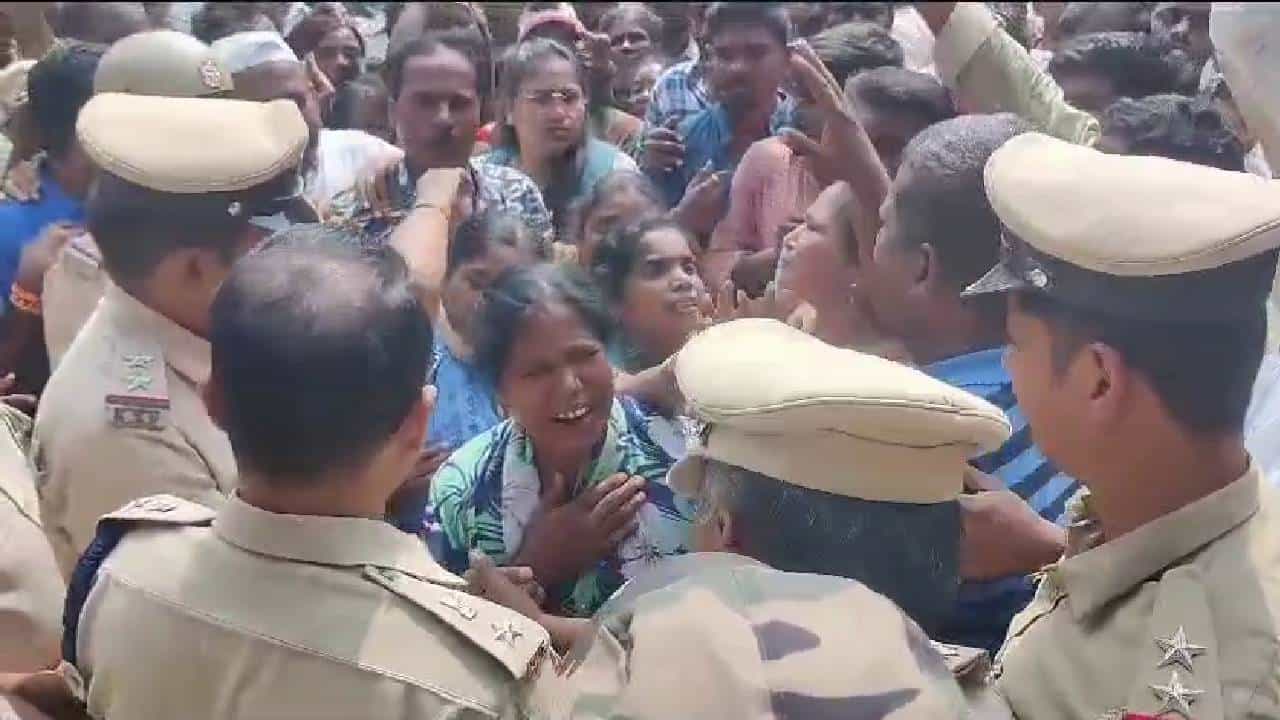 ರಾಯಚೂರು: ಮಾರಕಾಸ್ತ್ರಗಳಿಂದ ಕೊಚ್ಚಿ, ಮುಂಗೈ ತುಂಡರಸಿ ದಲಿತ ಮುಖಂಡನ ಬರ್ಬರ ಹತ್ಯೆ ರಾಯಚೂರು: ಮಾರಕಾಸ್ತ್ರಗಳಿಂದ ಕೊಚ್ಚಿ, ಮುಂಗೈ ತುಂಡರಸಿ ದಲಿತ ಮುಖಂಡನ ಬರ್ಬರ ಹತ್ಯೆ