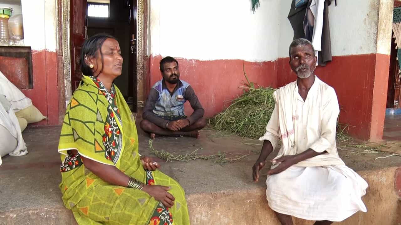 ರಾಯಚೂರು: 8 ವರ್ಷಗಳಿಂದ ಗೃಹಬಂಧನದಲ್ಲಿರುವ ಮಾನಸಿಕ ಅಸ್ವಸ್ಥನಿಗೆ ಮುಕ್ತಿ; ಆಸ್ಪತ್ರೆಗೆ ದಾಖಲು ರಾಯಚೂರು: 8 ವರ್ಷಗಳಿಂದ ಗೃಹಬಂಧನದಲ್ಲಿರುವ ಮಾನಸಿಕ ಅಸ್ವಸ್ಥನಿಗೆ ಮುಕ್ತಿ; ಆಸ್ಪತ್ರೆಗೆ ದಾಖಲು