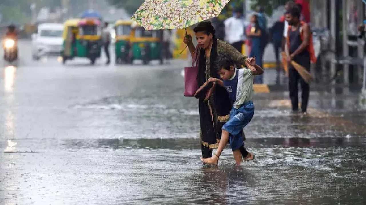 Karnataka Rain: ಮುಂದಿನ 24 ಗಂಟೆಗಳಲ್ಲಿ ಬೆಂಗಳೂರು ಸೇರಿದಂತೆ ರಾಜ್ಯದ ಹಲವೆಡೆ ಮಳೆ Karnataka Rain: ಮುಂದಿನ 24 ಗಂಟೆಗಳಲ್ಲಿ ಬೆಂಗಳೂರು ಸೇರಿದಂತೆ ರಾಜ್ಯದ ಹಲವೆಡೆ ಮಳೆ