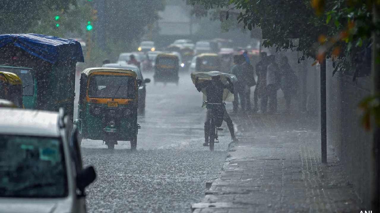 Karnataka Weather: ಕರ್ನಾಟಕದ ಕರಾವಳಿ ಹಾಗೂ ದಕ್ಷಿಣ ಒಳನಾಡಿನ ಕೆಲವು ಜಿಲ್ಲೆಗಳಲ್ಲಿ ಹೆಚ್ಚು ಮಳೆಯಾಗುವ ಸಾಧ್ಯತೆ Karnataka Weather: ಕರ್ನಾಟಕದ ಕರಾವಳಿ ಹಾಗೂ ದಕ್ಷಿಣ ಒಳನಾಡಿನ ಕೆಲವು ಜಿಲ್ಲೆಗಳಲ್ಲಿ ಹೆಚ್ಚು ಮಳೆಯಾಗುವ ಸಾಧ್ಯತೆ